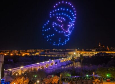 Imagine o céu da sua cidade com centenas de drones sincronizados a desenhar figuras natalícias, a criar mensagens de luz e a…