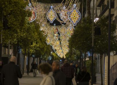 As luzes de Natal em muitas cidades tendem a concentrar-se no principal centro comercial, mas na Ximenez Iluminación trabalh…