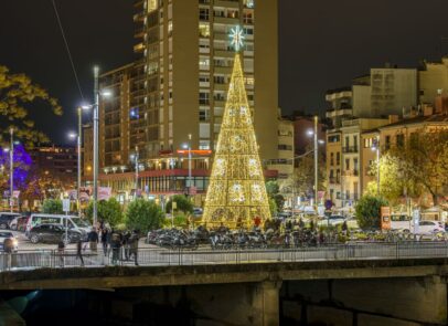 As luzes de Natal de Girona enchem a cidade de ambiente festivo através de projetos de iluminação pensados para se integrare…