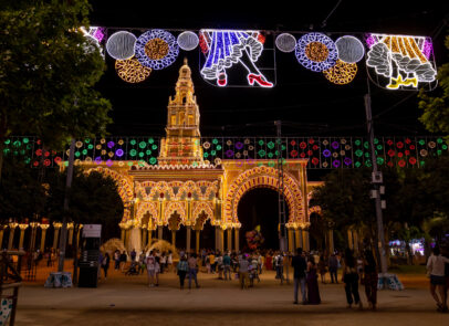 Uma entrada de feira é muito mais do que uma estrutura de acesso. É o símbolo visível de toda uma celebração, o primeiro imp…